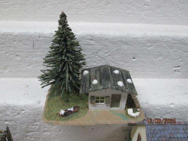 HO SCALE - VARIOUS BUILDINGS & HOUSES -X8