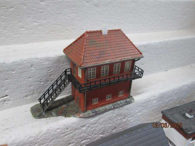 HO SCALE - VARIOUS BUILDINGS & HOUSES -X8