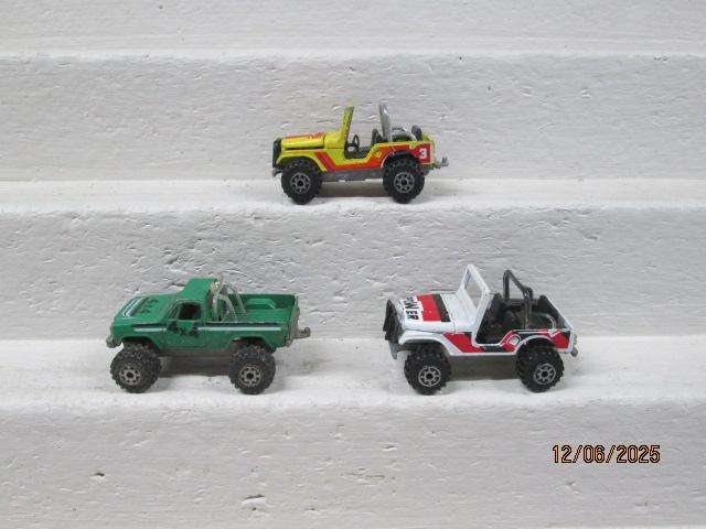 DIE CAST - ROAD CHAMPS - X3 VARIOUS 4X4 VEHICLES