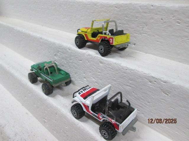 DIE CAST - ROAD CHAMPS - X3 VARIOUS 4X4 VEHICLES