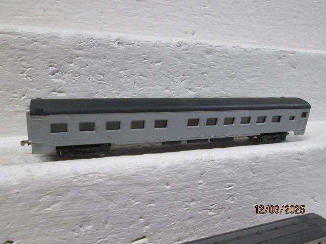 N SCALE - ATLAS / LIMA - PASSENGER COACHES - X2