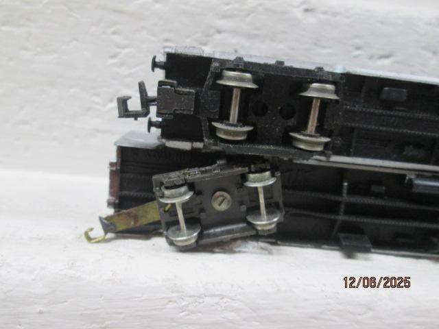 N SCALE - ATLAS / LIMA - PASSENGER COACHES - X2