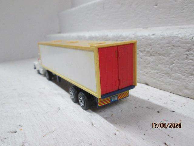 DIE CAST - CORGI JNR WHIZZ WHEELS - MACK TRUCK & TRAILER