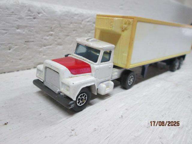 DIE CAST - CORGI JNR WHIZZ WHEELS - MACK TRUCK & TRAILER