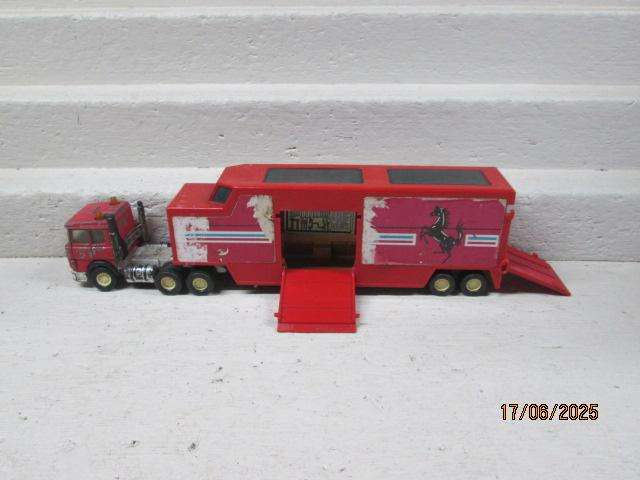 MATCHBOX- SUPERKINGS - FERRARI RACING TRUCK & TRAILER SUPPORT VEHICLE