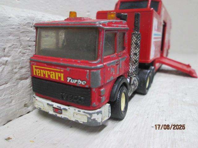 MATCHBOX- SUPERKINGS - FERRARI RACING TRUCK & TRAILER SUPPORT VEHICLE