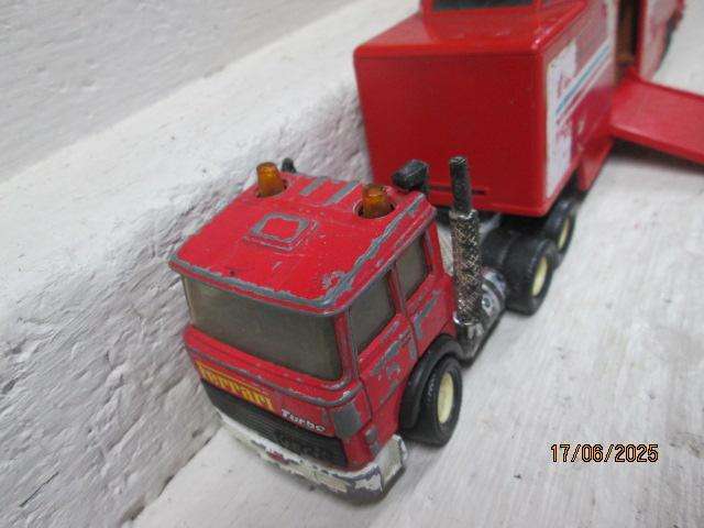 MATCHBOX- SUPERKINGS - FERRARI RACING TRUCK & TRAILER SUPPORT VEHICLE