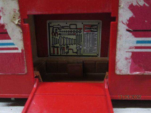 MATCHBOX- SUPERKINGS - FERRARI RACING TRUCK & TRAILER SUPPORT VEHICLE