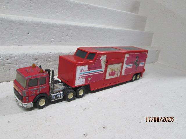 MATCHBOX- SUPERKINGS - FERRARI RACING TRUCK & TRAILER SUPPORT VEHICLE