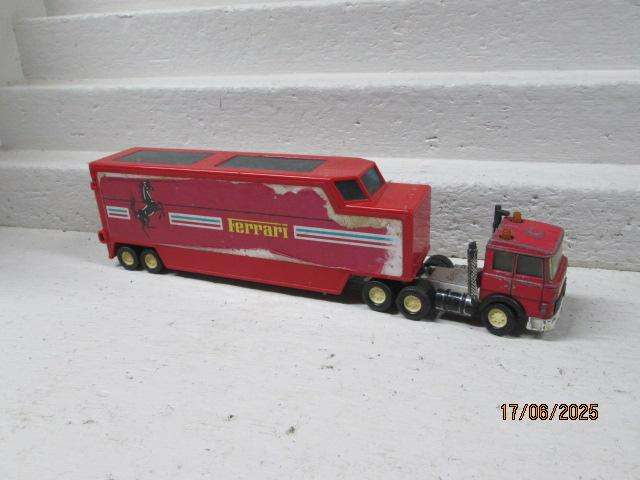 MATCHBOX- SUPERKINGS - FERRARI RACING TRUCK & TRAILER SUPPORT VEHICLE