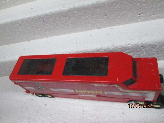 MATCHBOX- SUPERKINGS - FERRARI RACING TRUCK & TRAILER SUPPORT VEHICLE