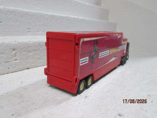 MATCHBOX- SUPERKINGS - FERRARI RACING TRUCK & TRAILER SUPPORT VEHICLE