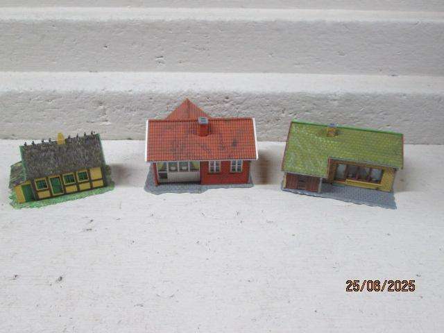 HO SCALE - VARIOUS HELJAN HOUSES - X3