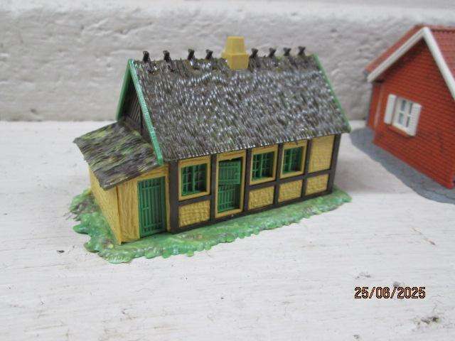 HO SCALE - VARIOUS HELJAN HOUSES - X3