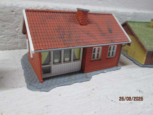 HO SCALE - VARIOUS HELJAN HOUSES - X3