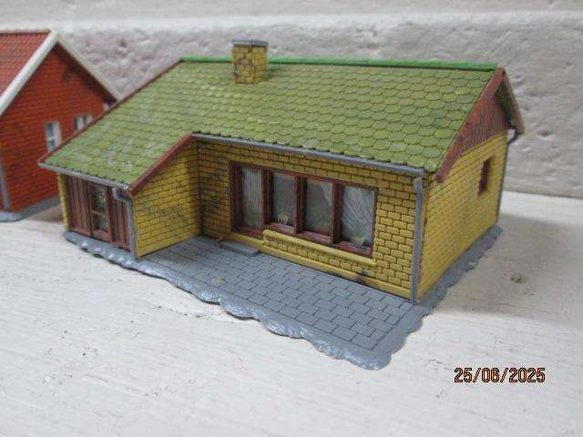 HO SCALE - VARIOUS HELJAN HOUSES - X3