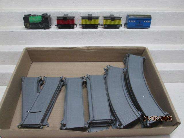 HO / OO SCALE - TOYTECH - ENTRY LEVEL TRAIN SET