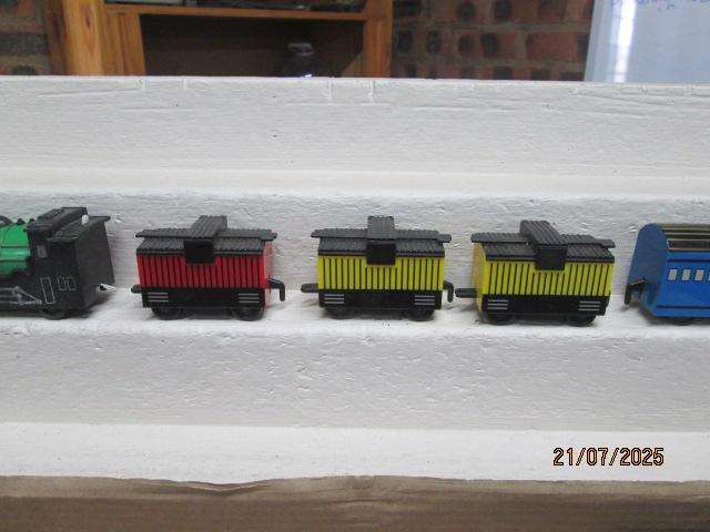 HO / OO SCALE - TOYTECH - ENTRY LEVEL TRAIN SET