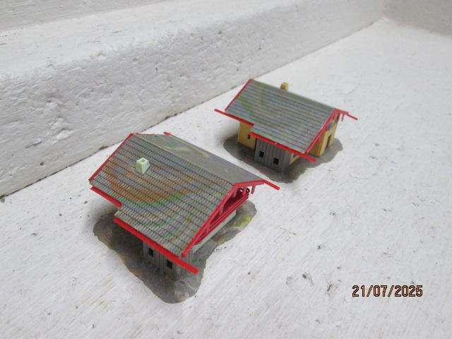 N SCALE - X2 HOUSES