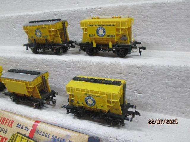 HO / OO SCALE - AIRFIX - CEMENT WAGONS - X5