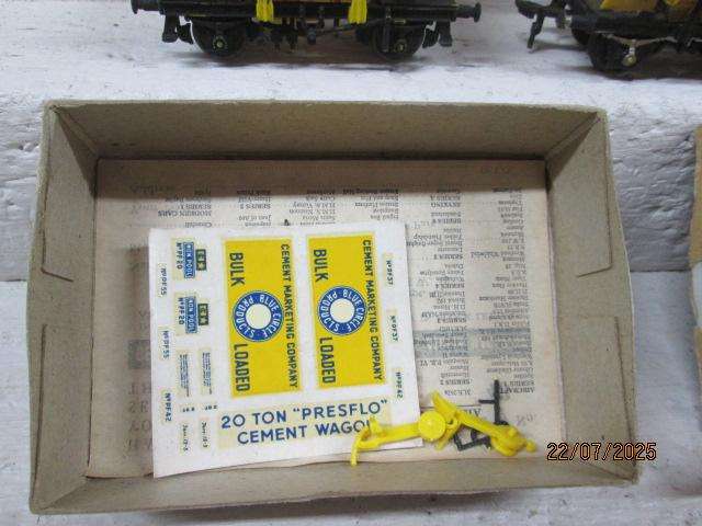 HO / OO SCALE - AIRFIX - CEMENT WAGONS - X5