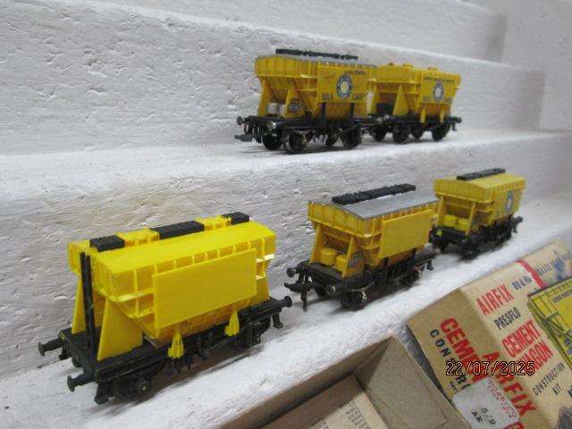 HO / OO SCALE - AIRFIX - CEMENT WAGONS - X5