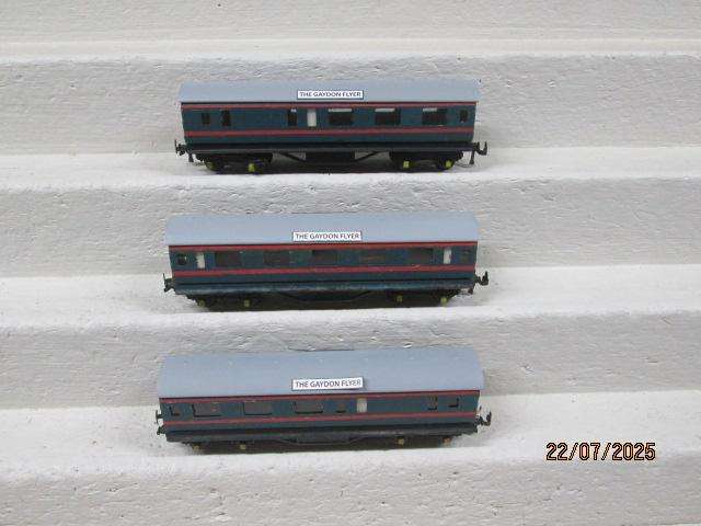 HO / OO SCALE - TTR - PASSENGER COACHES - THE GAYDON FLYER -  X3