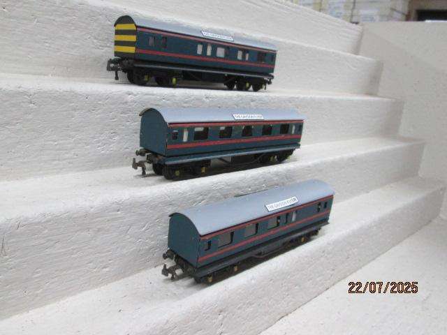 HO / OO SCALE - TTR - PASSENGER COACHES - THE GAYDON FLYER -  X3