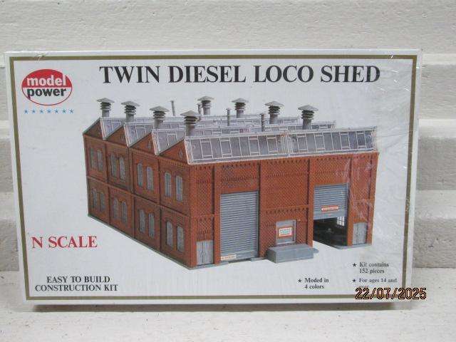 N SCALE - MODEL POWER - TWIN DIESEL LOCO SHED - BOXED