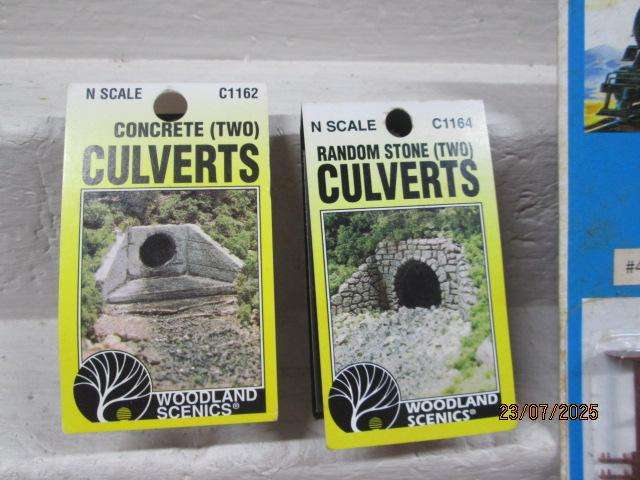 N SCALE - VARIOUS SCENERY ITEMS - BOXED