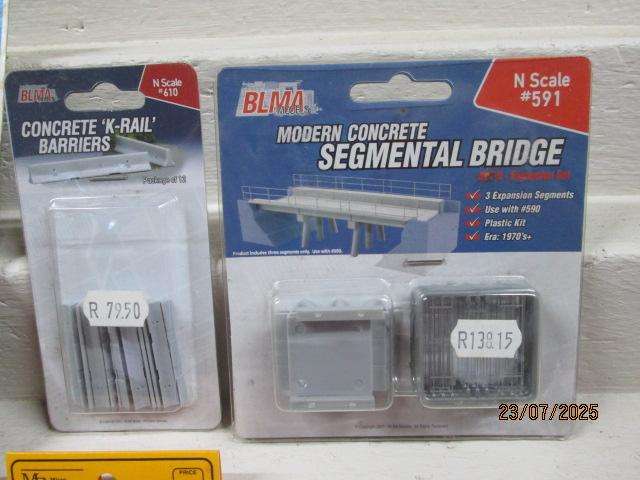 N SCALE - VARIOUS SCENERY ITEMS - BOXED