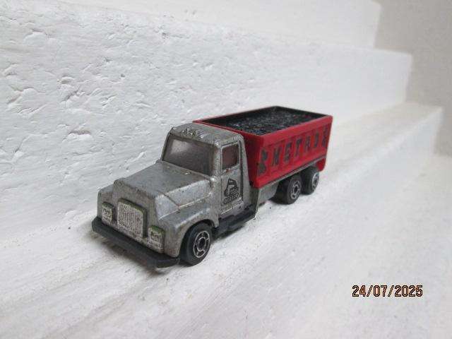 HO SCALE - METRO ROAD TRUCK WITH LOAD