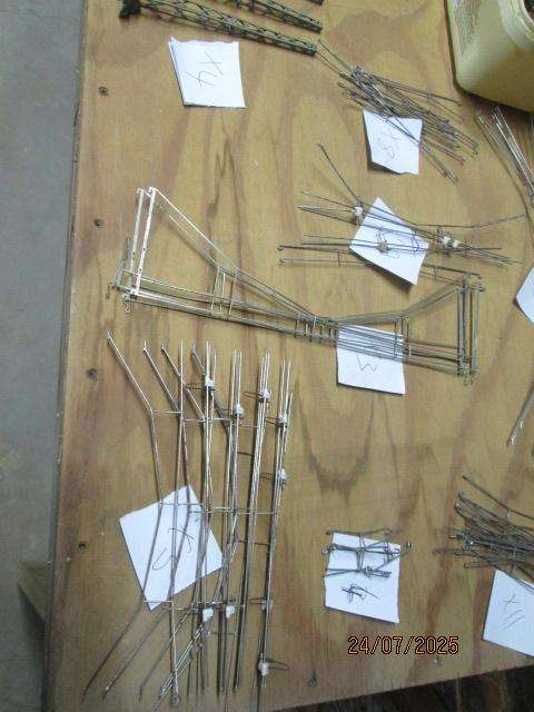 HO SCALE - LARGE AMOUNT OF OVERHEAD AND MAST POLES