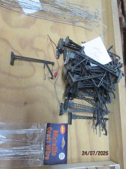 HO SCALE - LARGE AMOUNT OF OVERHEAD AND MAST POLES