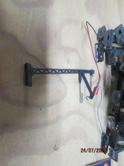 HO SCALE - LARGE AMOUNT OF OVERHEAD AND MAST POLES