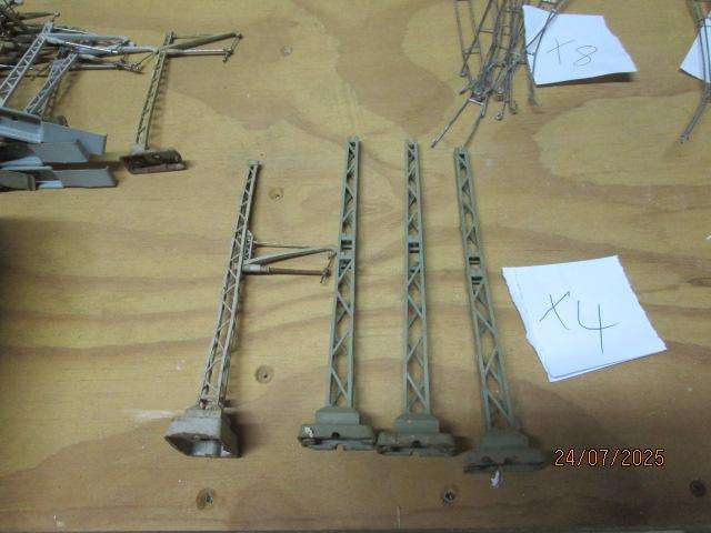HO SCALE - LARGE AMOUNT OF OVERHEAD AND MAST POLES