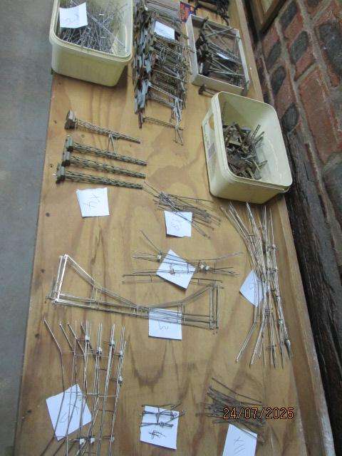 HO SCALE - LARGE AMOUNT OF OVERHEAD AND MAST POLES