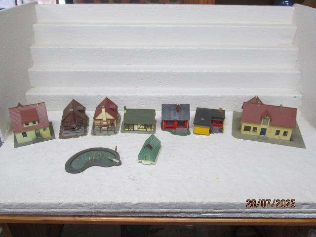 HO SCALE - VARIOUS BUILDINGS - X9