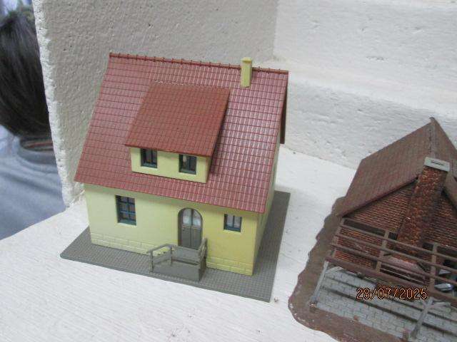 HO SCALE - VARIOUS BUILDINGS - X9