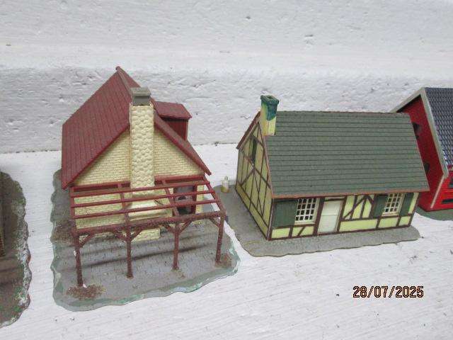 HO SCALE - VARIOUS BUILDINGS - X9