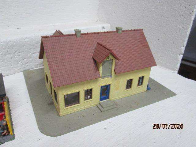 HO SCALE - VARIOUS BUILDINGS - X9