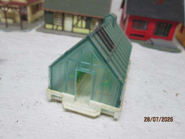 HO SCALE - VARIOUS BUILDINGS - X9