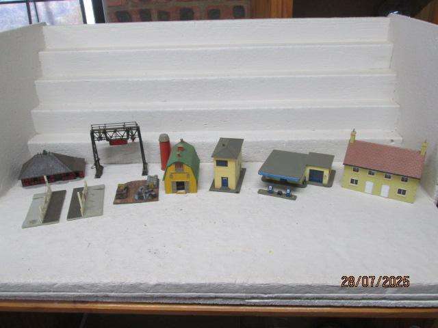 HO SCALE - VARIOUS BUILDINGS - X8