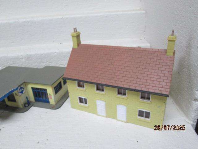 HO SCALE - VARIOUS BUILDINGS - X8