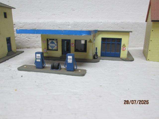 HO SCALE - VARIOUS BUILDINGS - X8