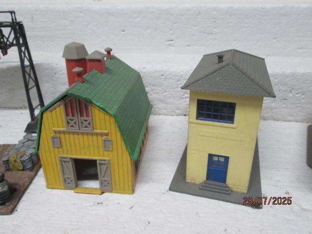 HO SCALE - VARIOUS BUILDINGS - X8