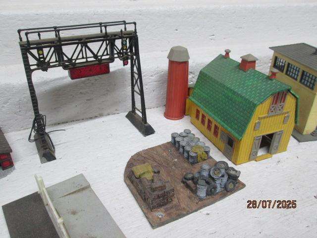 HO SCALE - VARIOUS BUILDINGS - X8