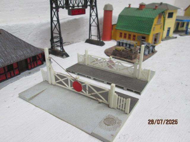 HO SCALE - VARIOUS BUILDINGS - X8