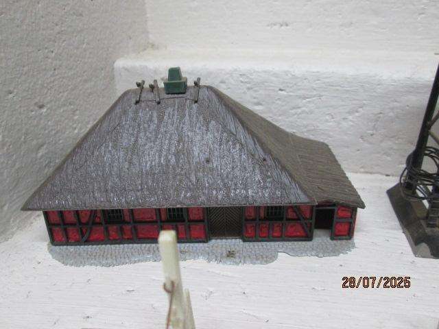 HO SCALE - VARIOUS BUILDINGS - X8