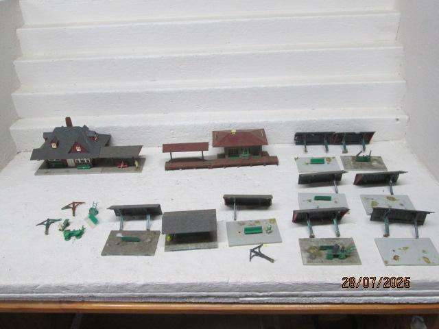 HO SCALE - STATION BUILDING WITH PLATFORM CANOPY'S X2 + SPARE CANOPYS